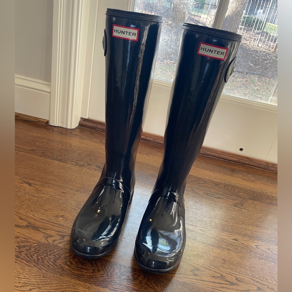 HUNTER tall rain boots!  Darling patent Navy!  Like new EXCELLENT condition!